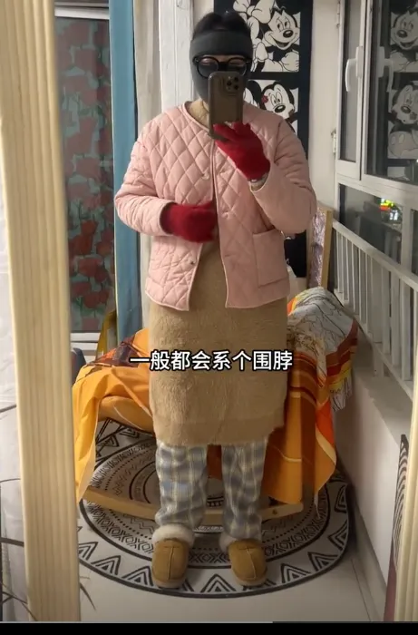 Молодая китаянка одета в пижаму и тапочки